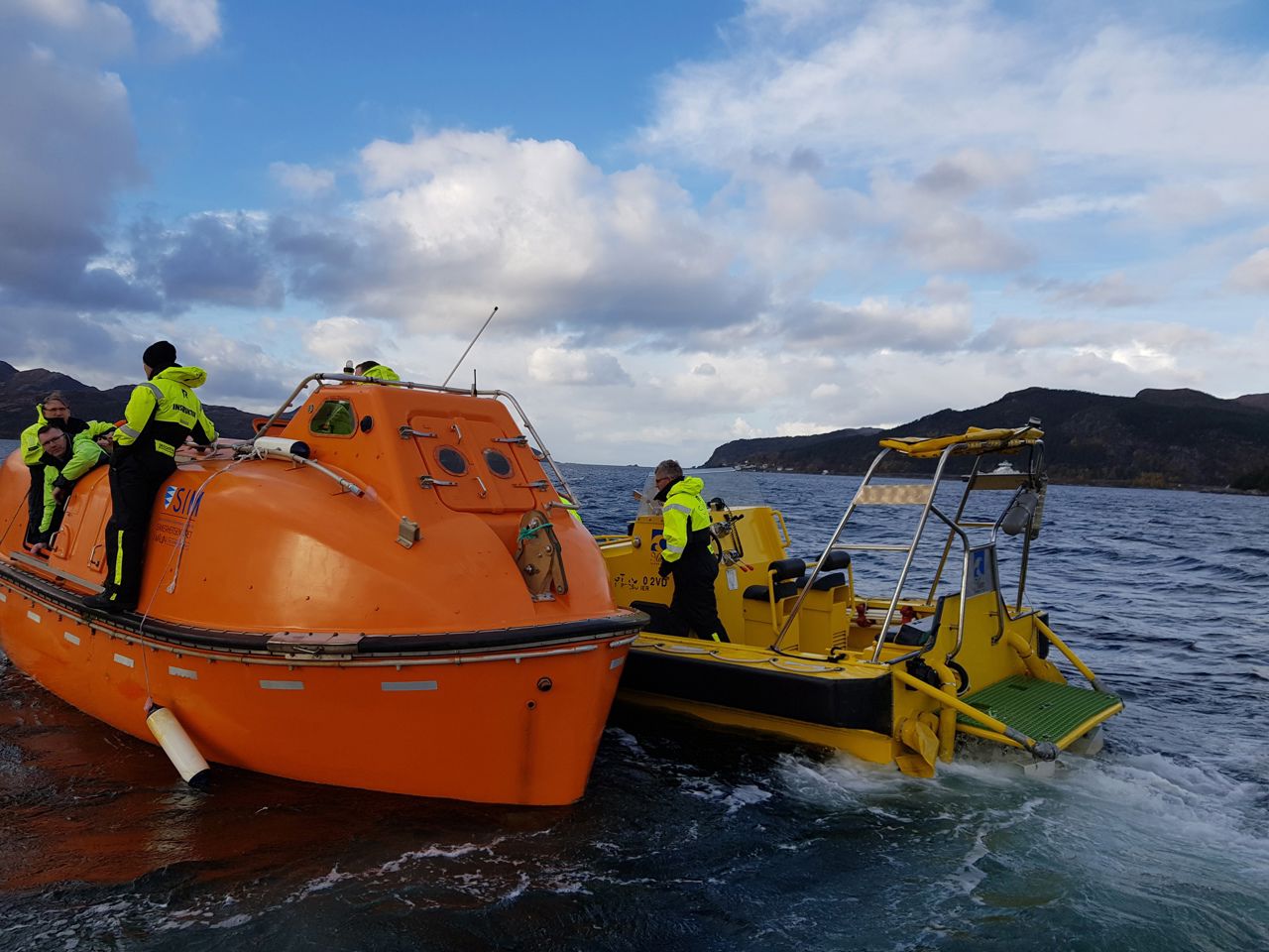 Personer ombord i båter på havet