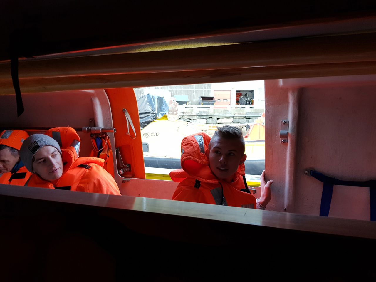 Barn ombord i redningsfarkost
